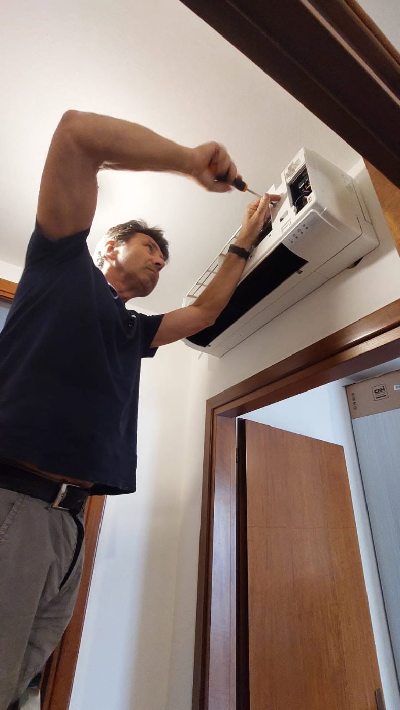 Federico Rossi al lavoro su un climatizzatore a Treviso
